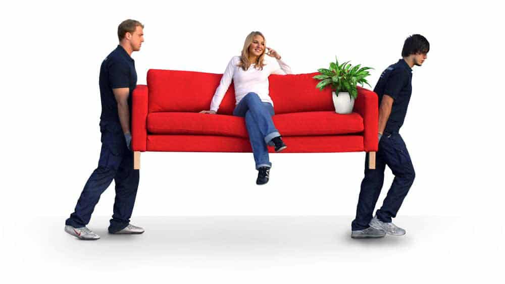 Umzug Wien - Zwei Möbelpacker tragen eine Frau auf einer roten Couch
